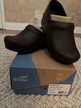 Dansko Antique Brown Oil Tan Leather Women’s Clogs Size 36